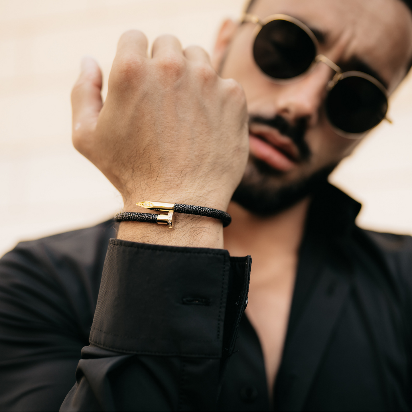 Armband – Schwarzes Leder mit goldenem Nagel und Zirkondiamant